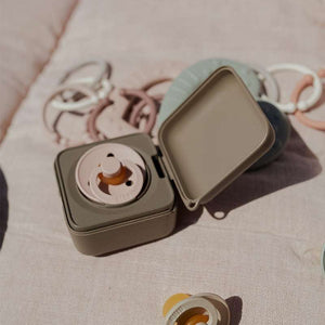 BIBS Accessories Pacifier Box - Nappbox m. Plats för 3 Nappar - Ivory