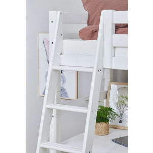 Hoppekids ECO Luxury Hög säng 90x200cm med bordsplatta och lutande stege - Flexibel inläggsbotten - Vit