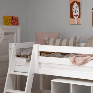 Hoppekids PREMIUM Halvhøj seng m. ryglæn - Skrå stige - Flere størrelser - Hvid-Juniorseng-Mammashop.dk